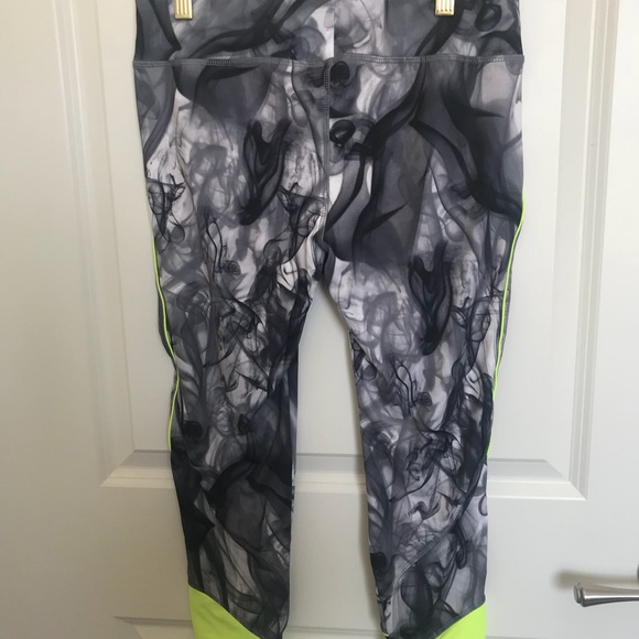 Smokey crop athletic leggings! - Picture 2 of 3